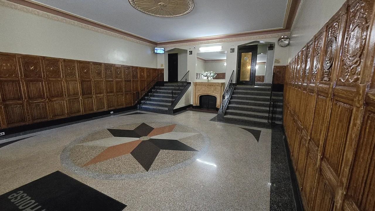 Listing photo 1 of 5