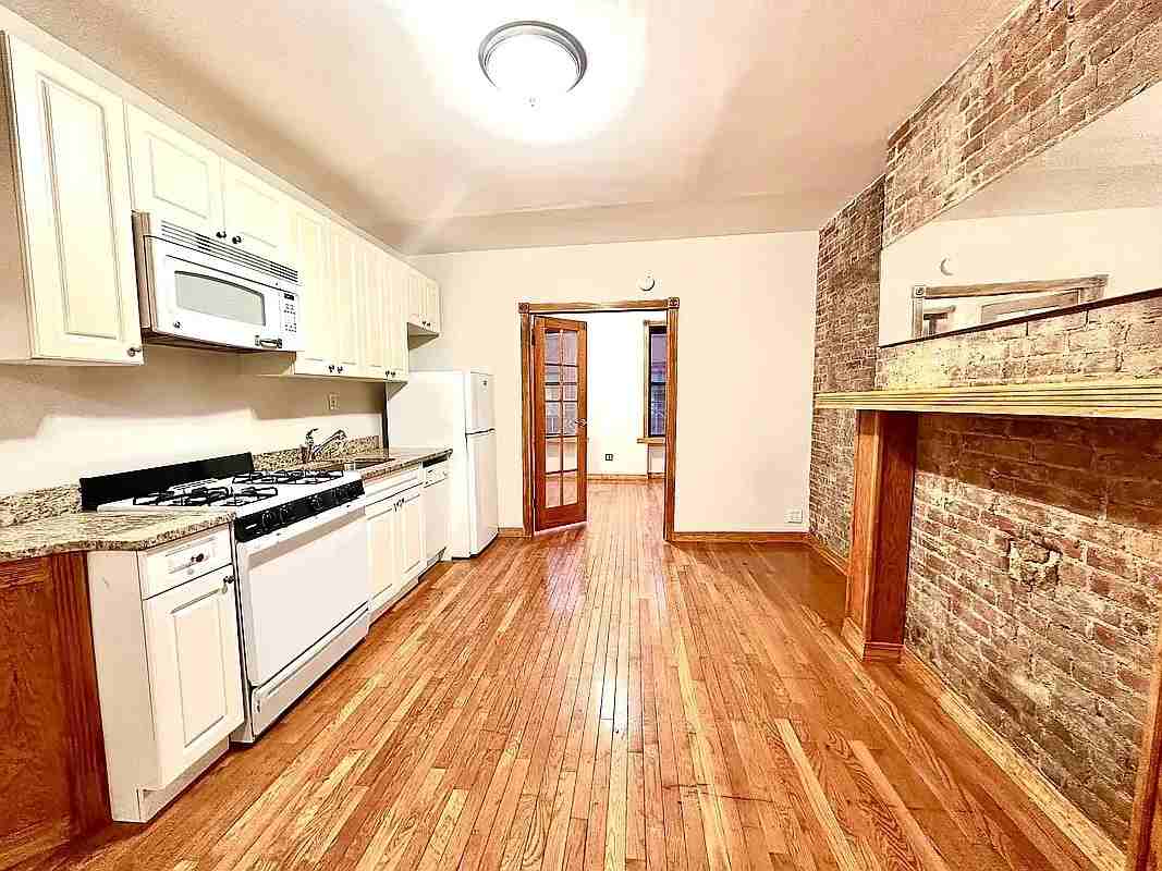 Listing photo 1 of 5