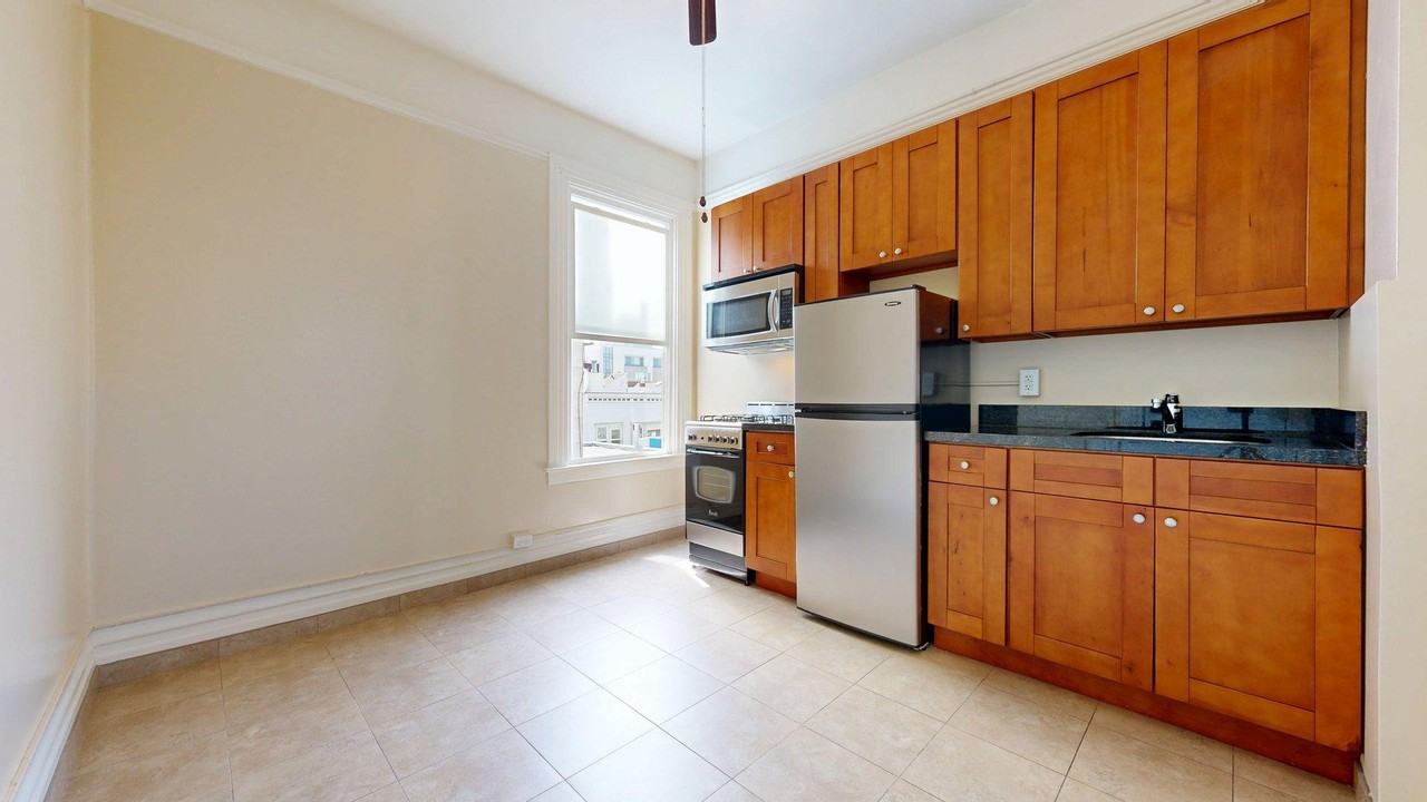 Listing photo 1 of 5