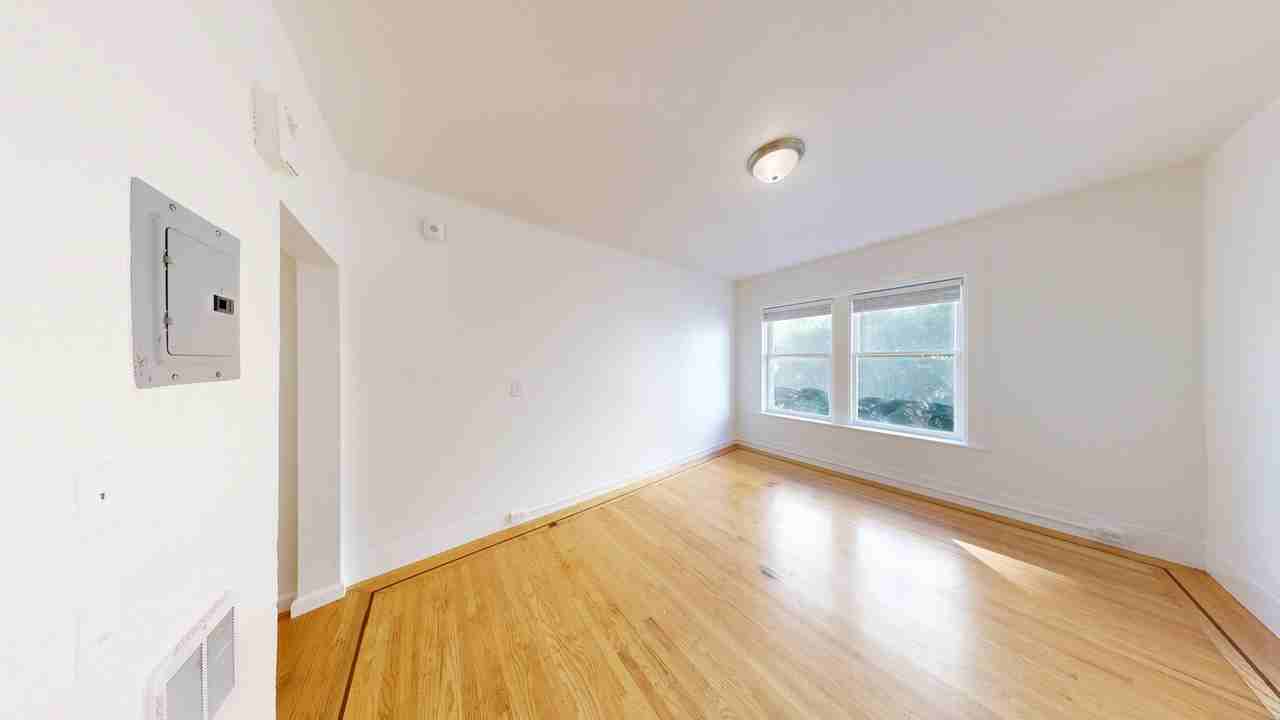 Listing photo 1 of 5