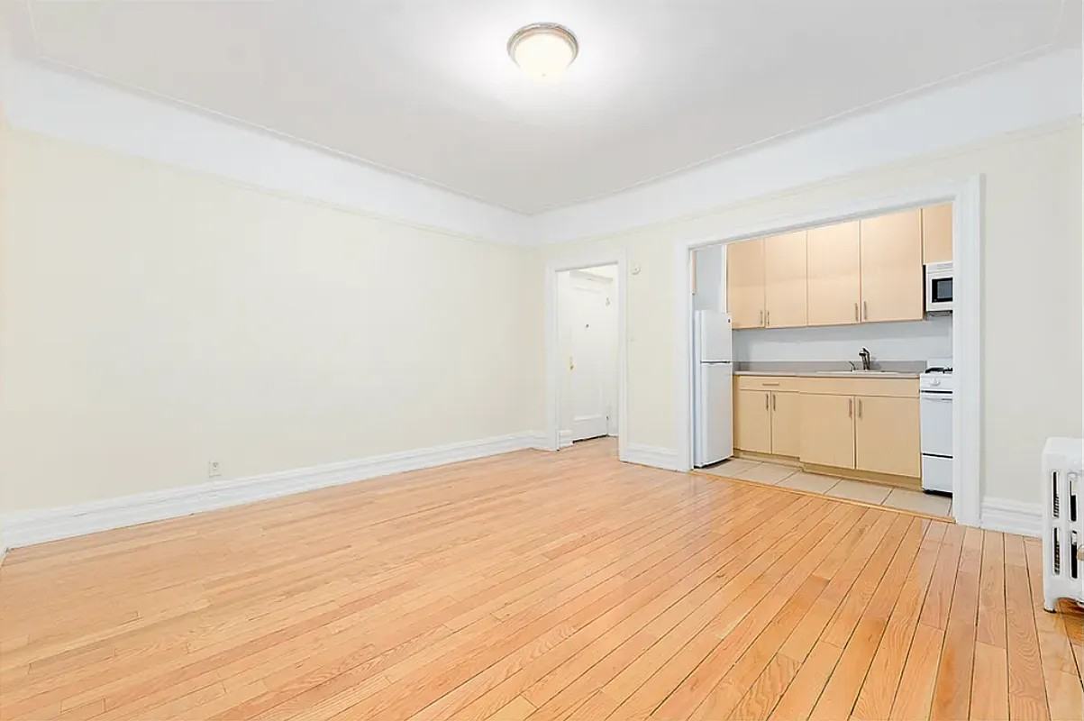 Listing photo 1 of 4