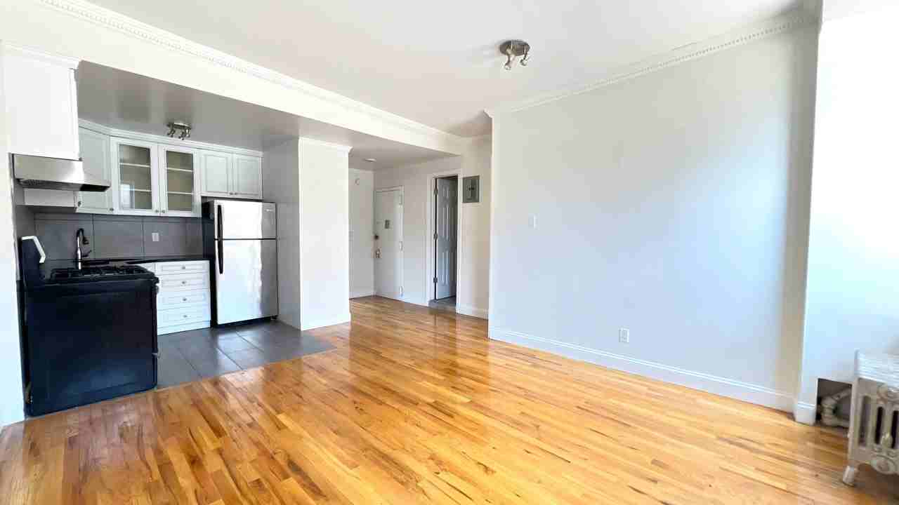 Listing photo 1 of 5