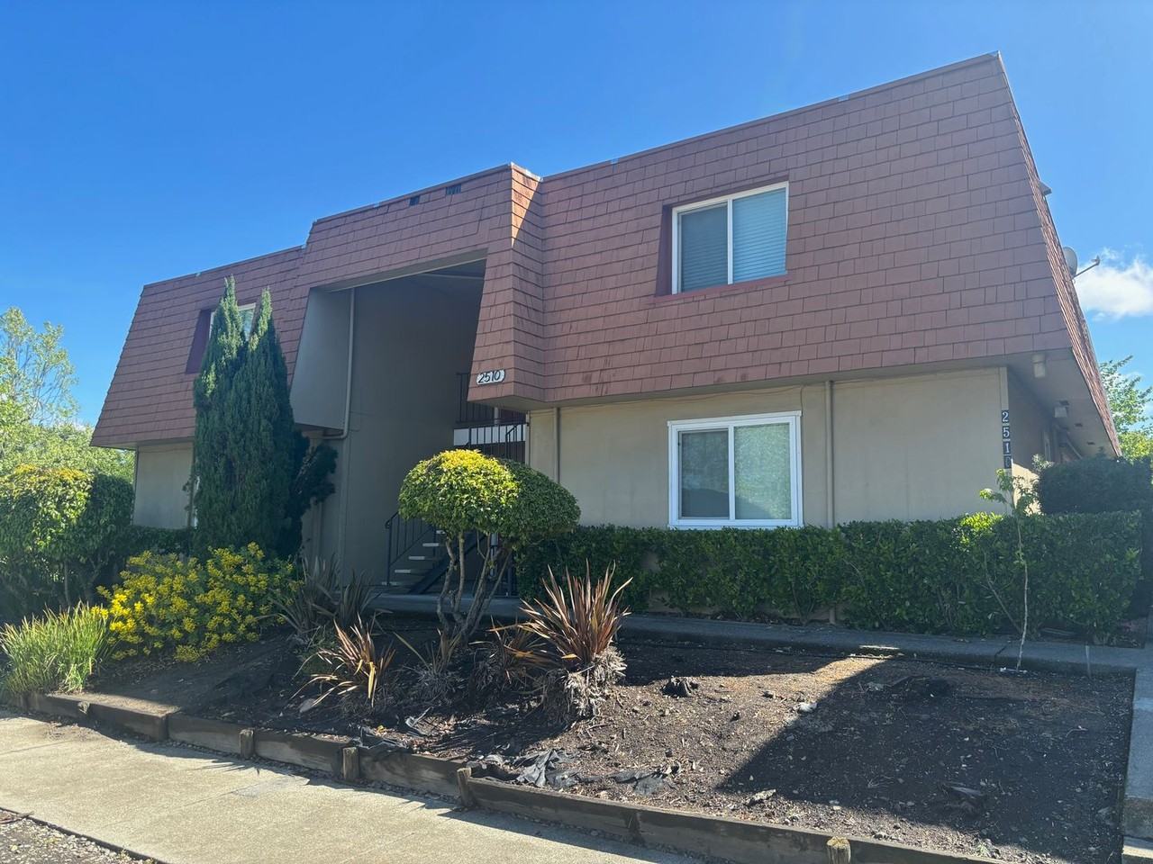 Listing photo 1 of 5