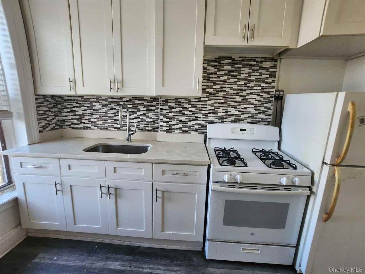 Listing photo 1 of 3