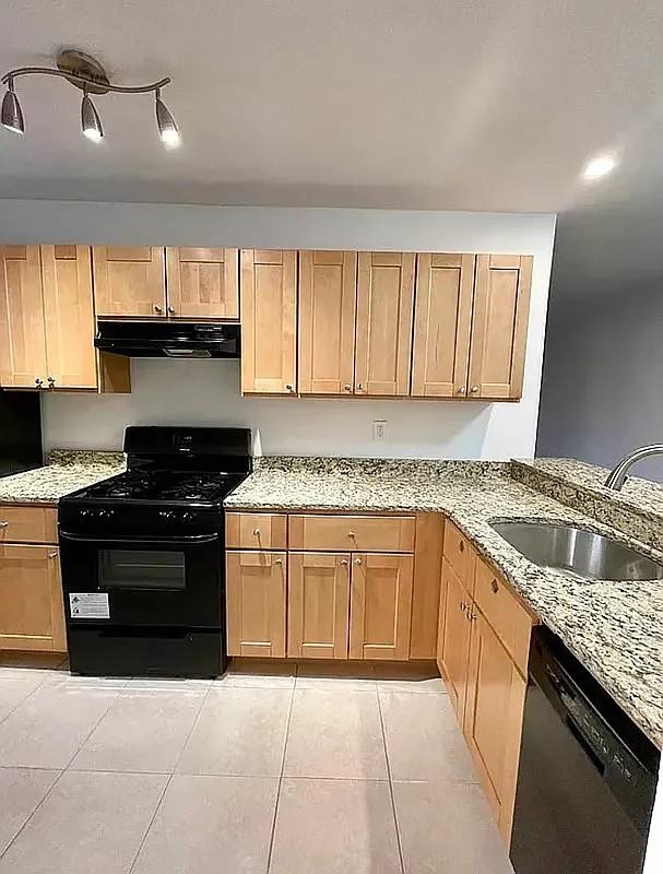 Listing photo 1 of 4