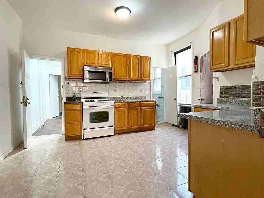 Listing photo 1 of 5