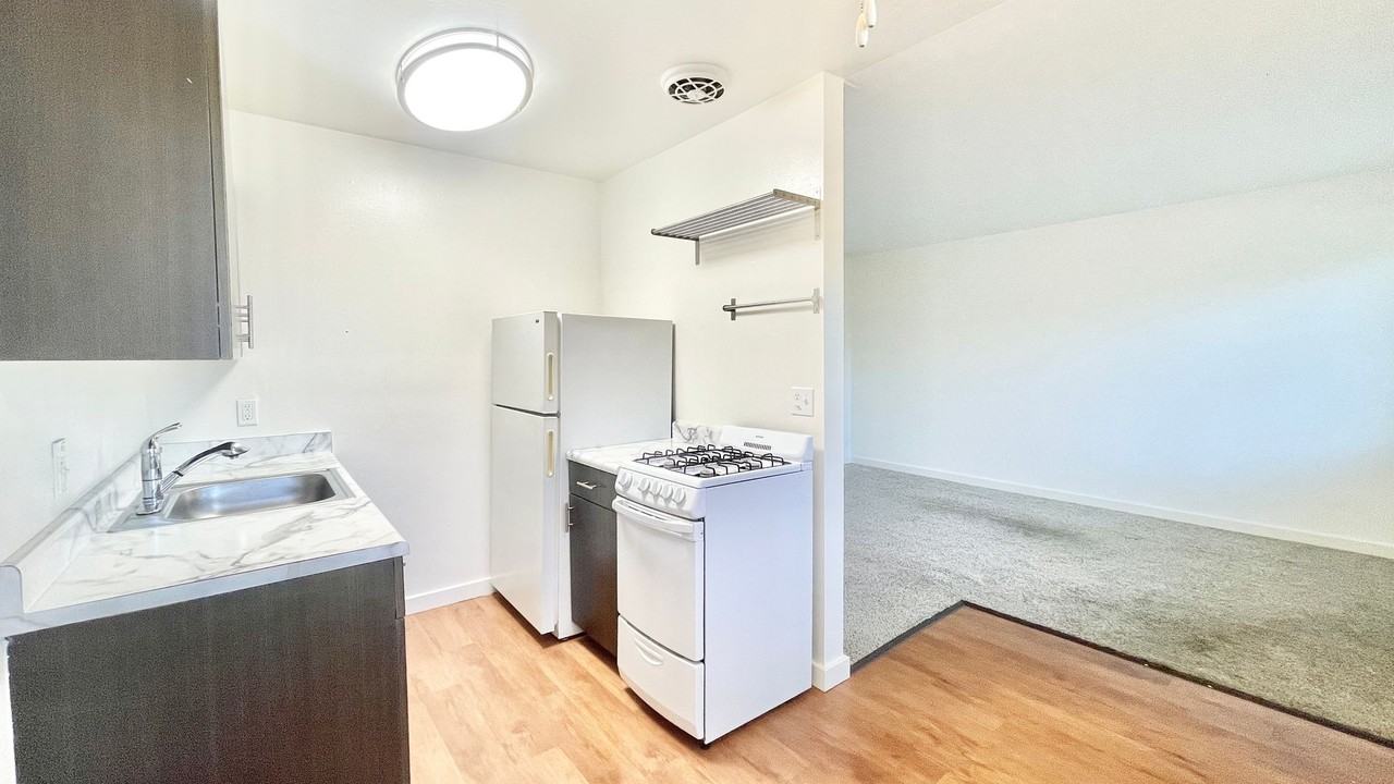 Listing photo 1 of 5