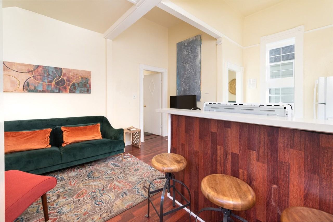 Listing photo 1 of 5