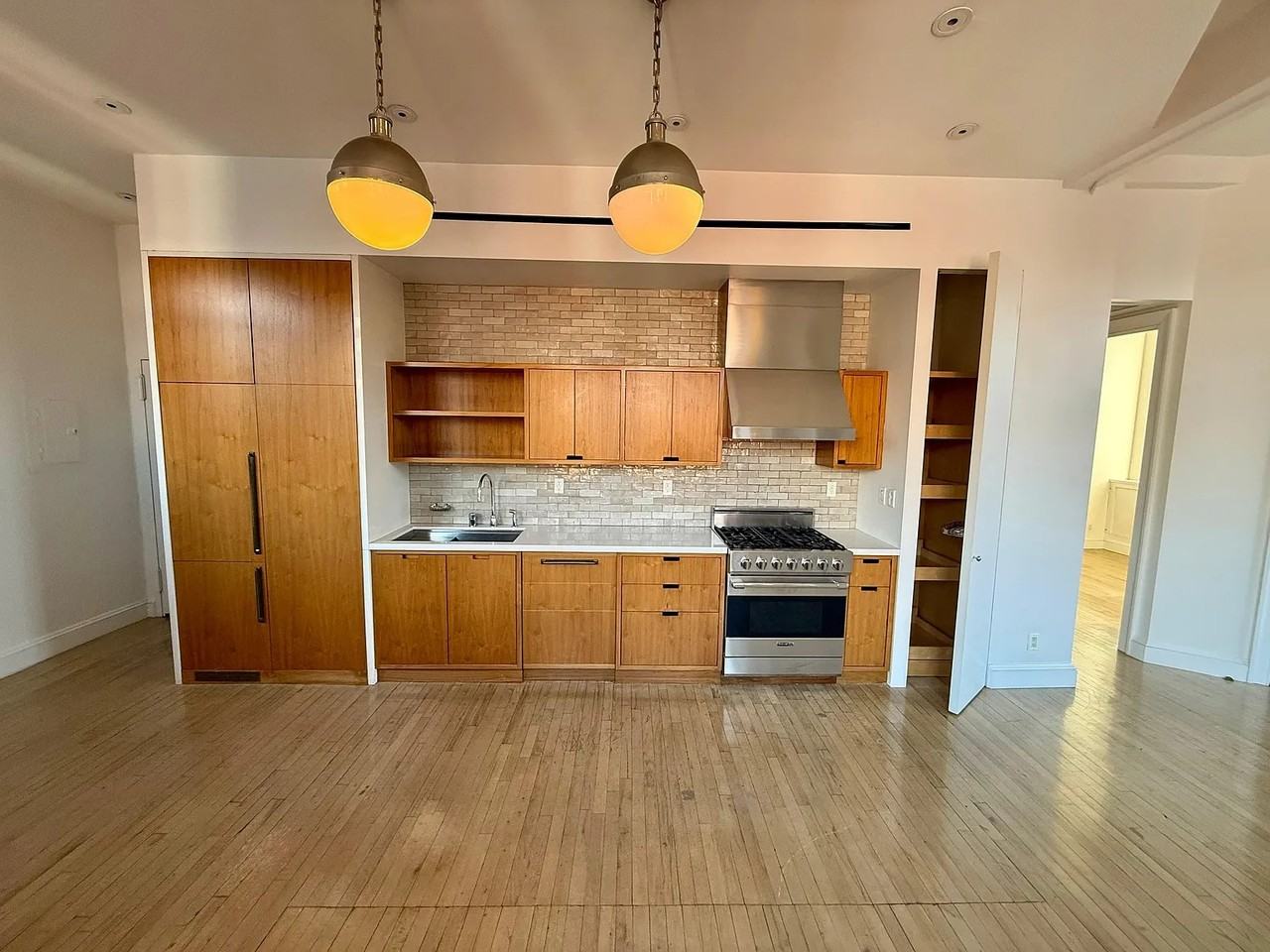 Listing photo 1 of 5