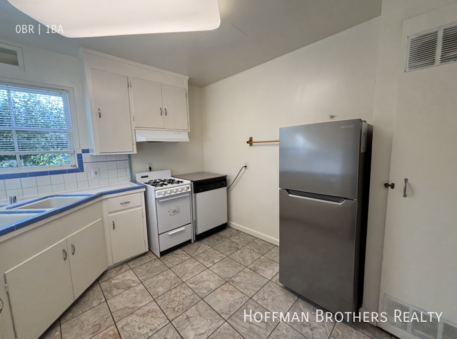 Listing photo 1 of 5