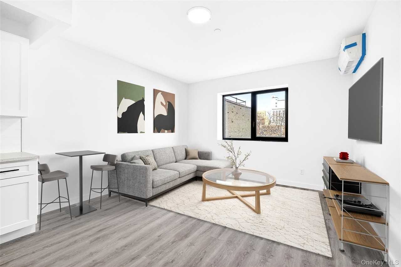 Listing photo 1 of 4