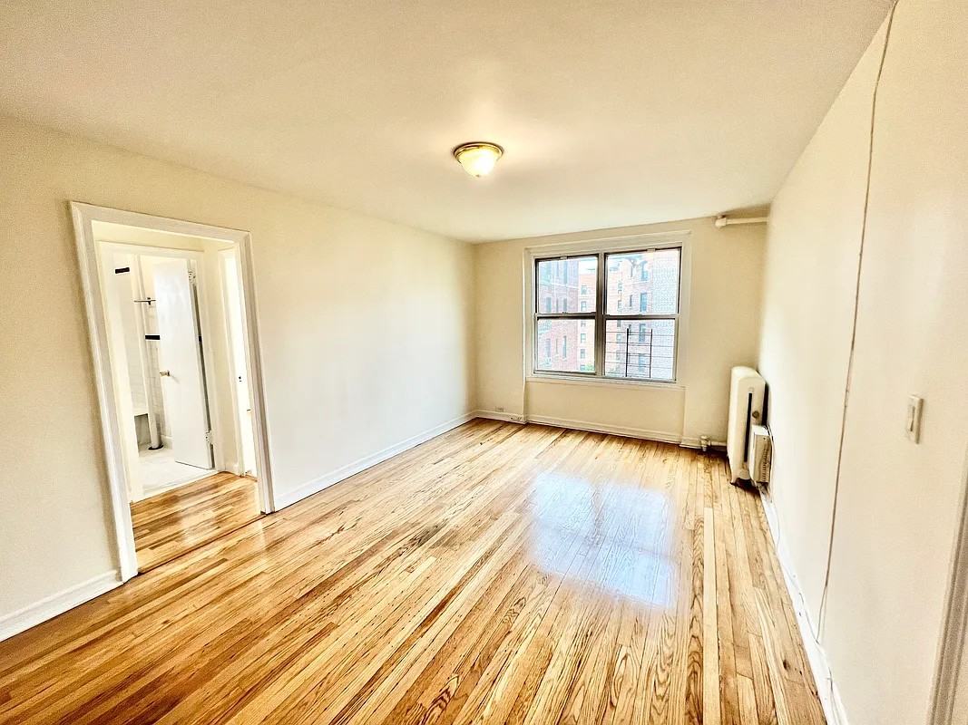 Listing photo 1 of 5