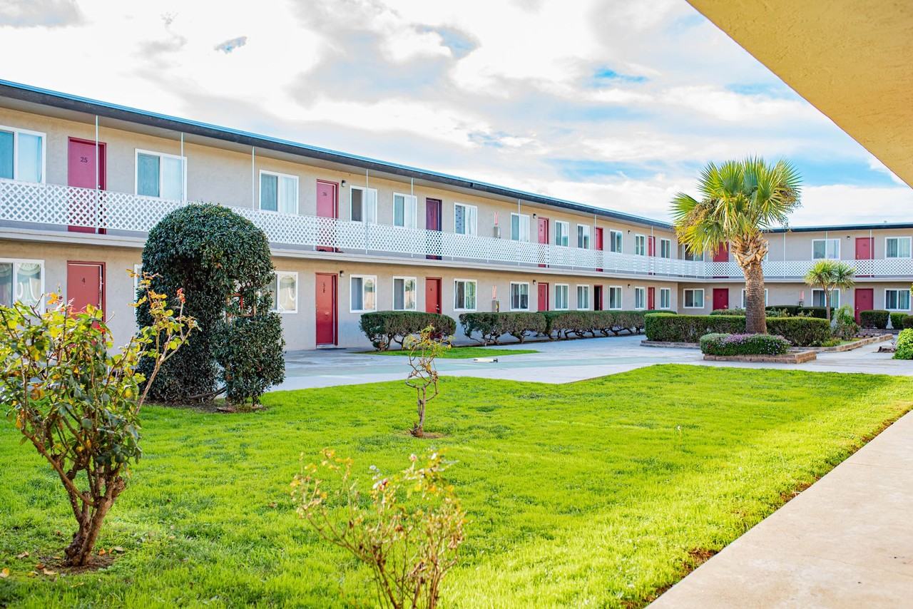 Listing photo 1 of 4