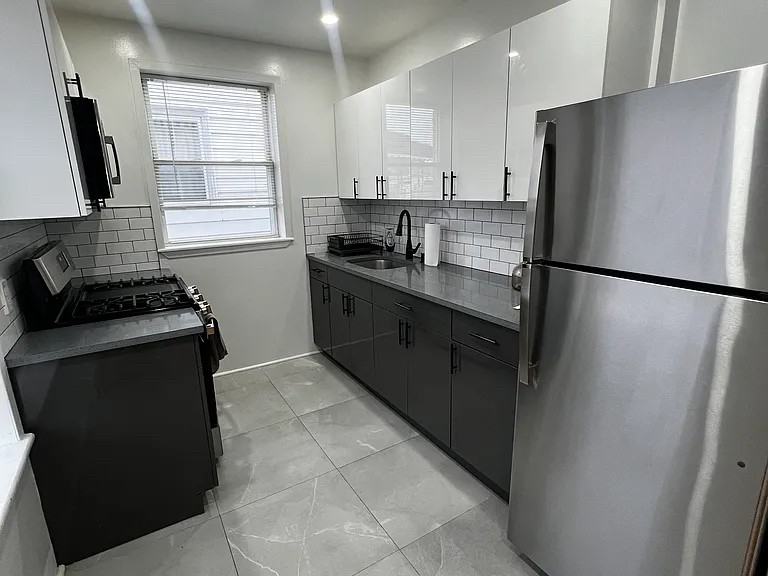 Listing photo 1 of 5