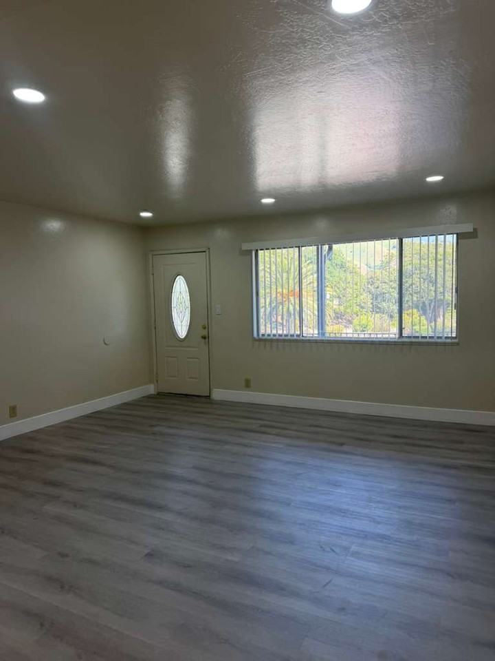 Listing photo 1 of 5