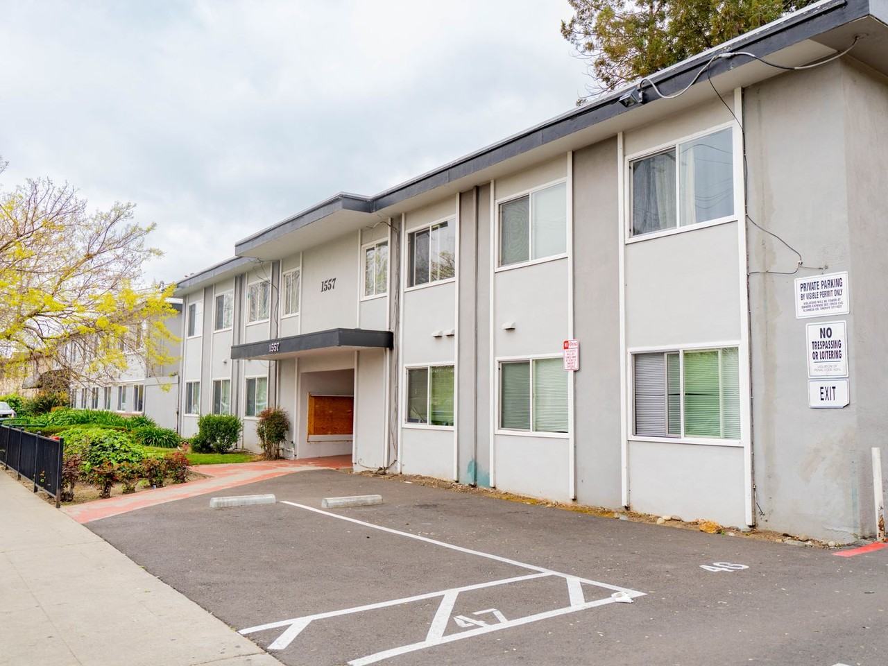 Listing photo 1 of 5