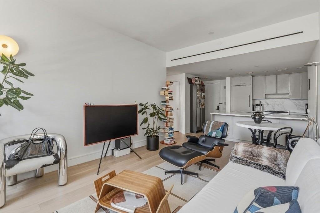 Listing photo 1 of 5