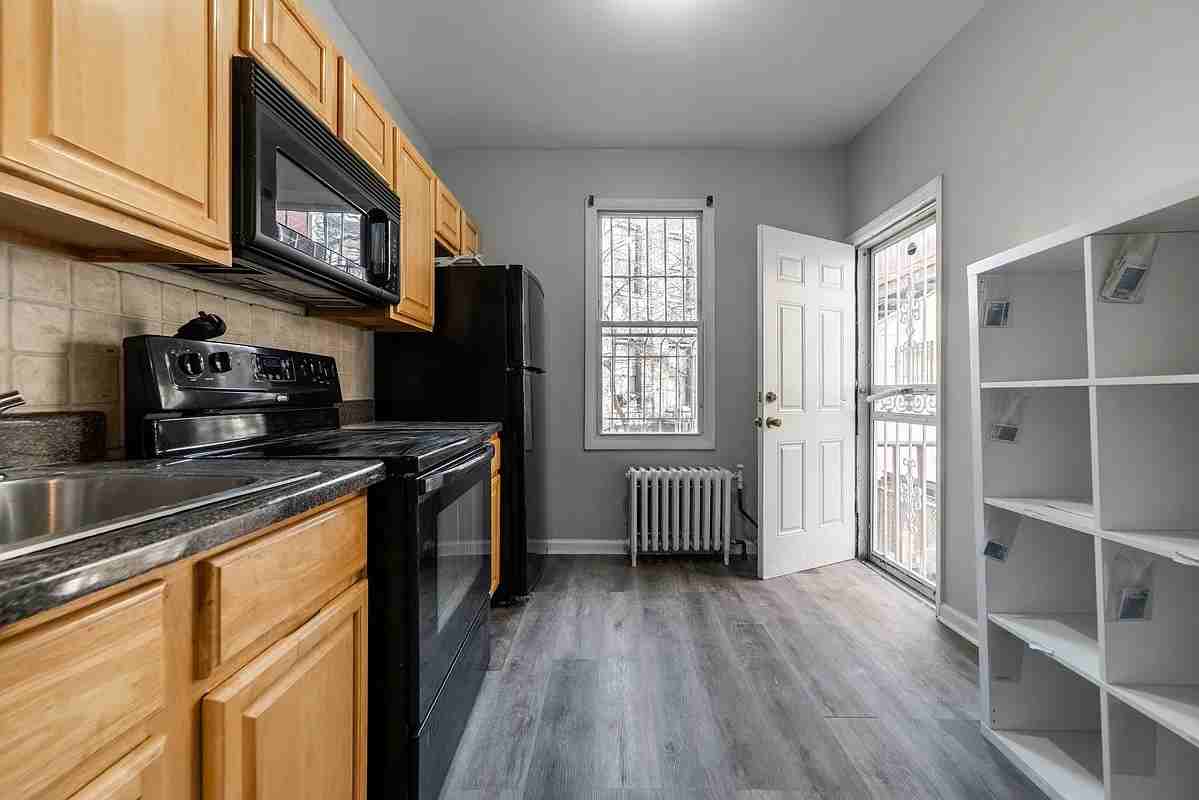 Listing photo 1 of 4