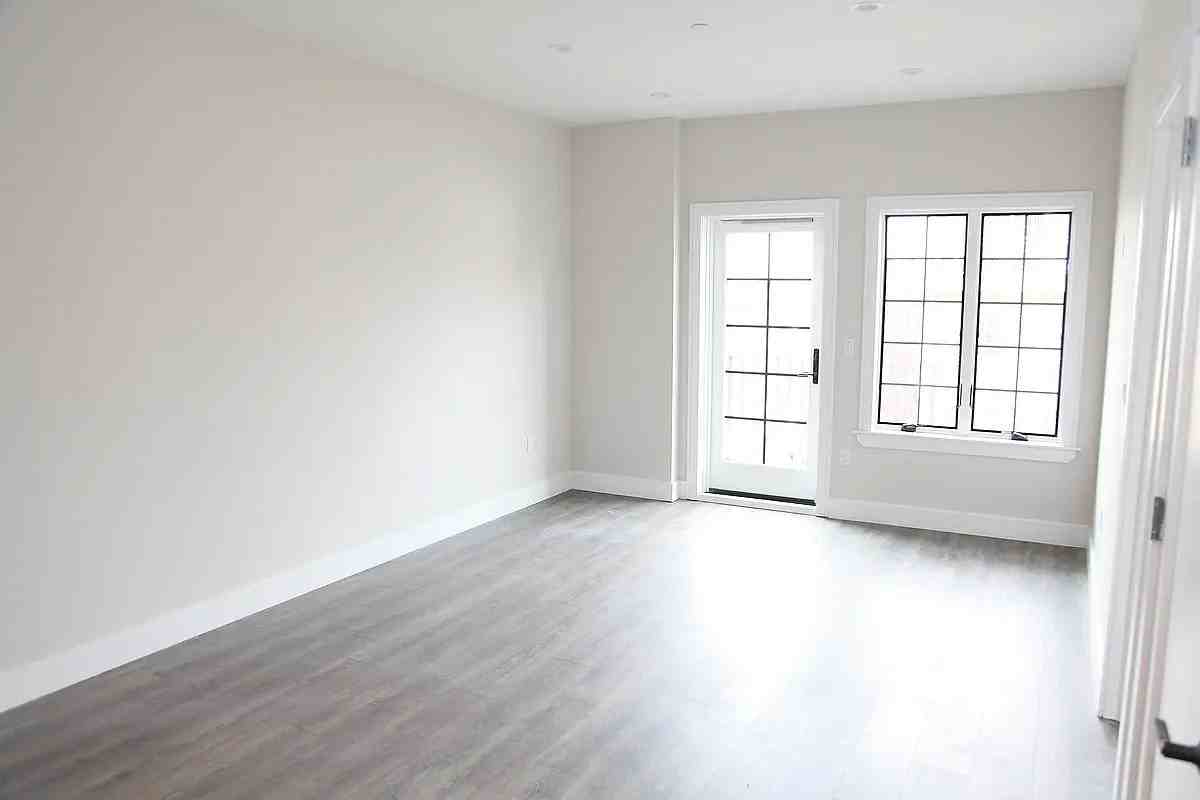 Listing photo 1 of 3