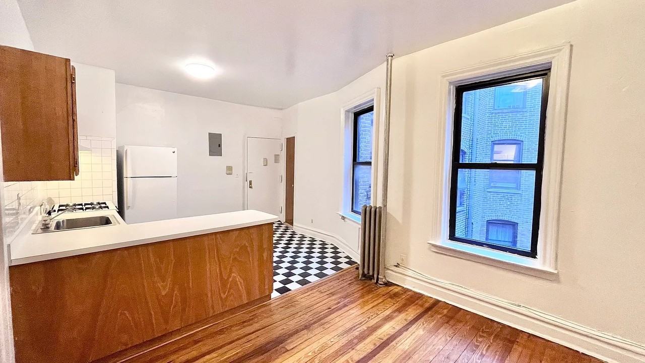 Listing photo 1 of 4