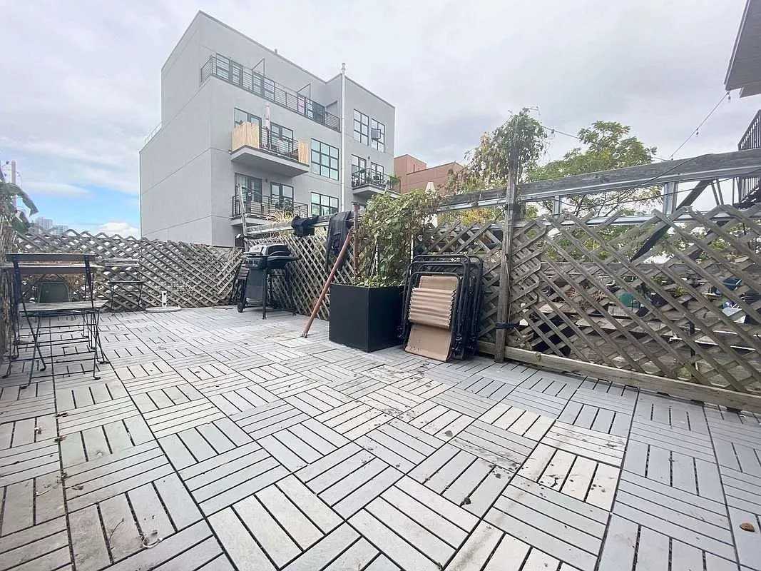 Listing photo 1 of 5