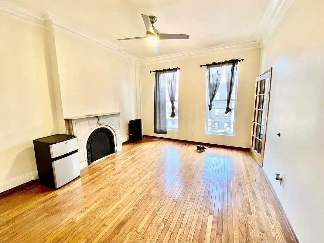 Listing photo 1 of 5