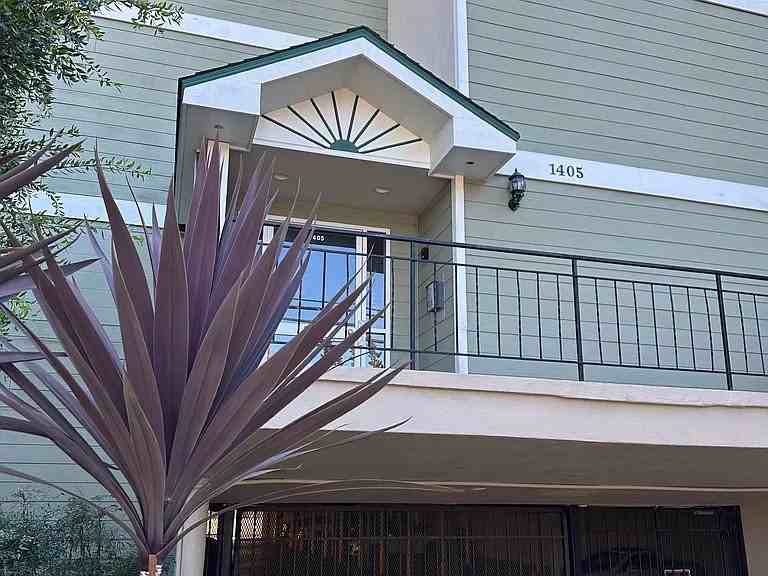 Listing photo 1 of 5