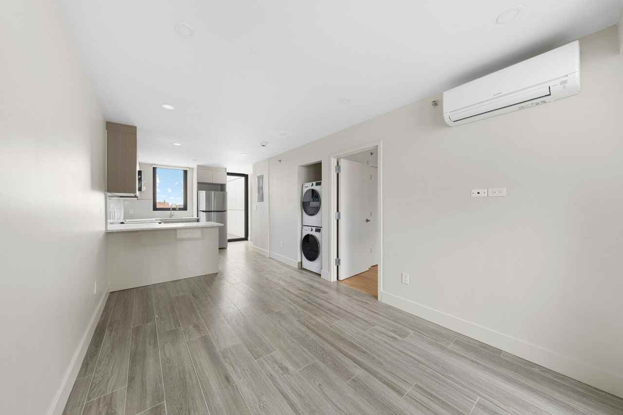 Listing photo 1 of 5