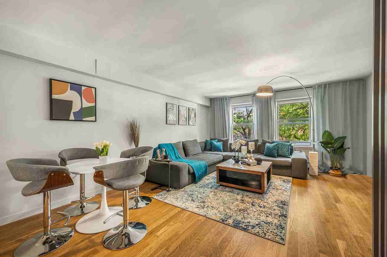 Listing photo 1 of 5