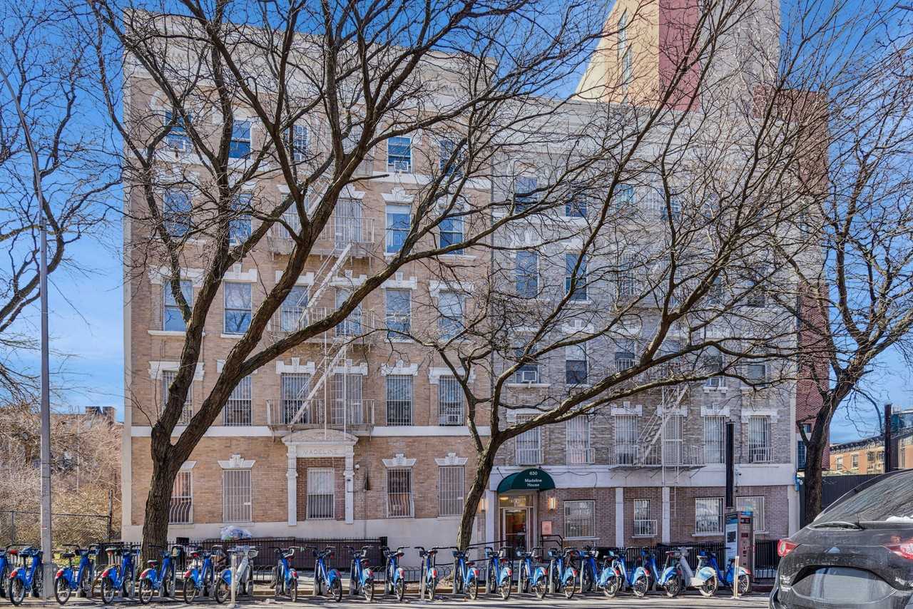 Listing photo 1 of 5