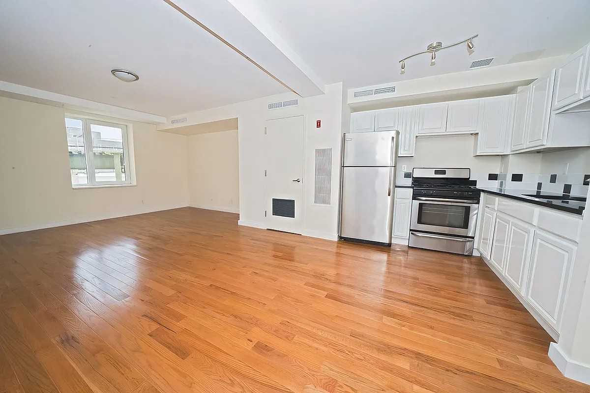 Listing photo 1 of 3