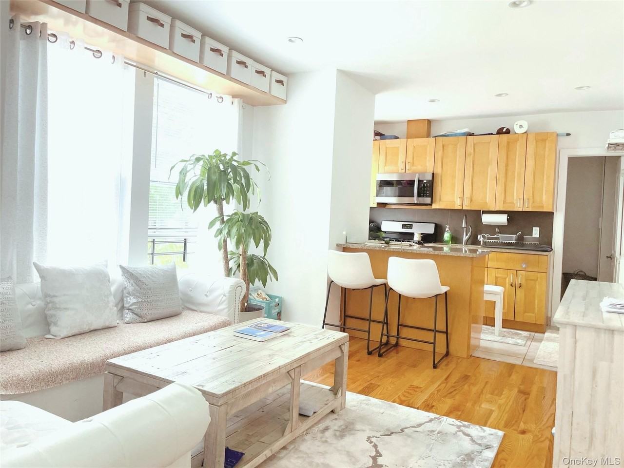 Listing photo 1 of 4