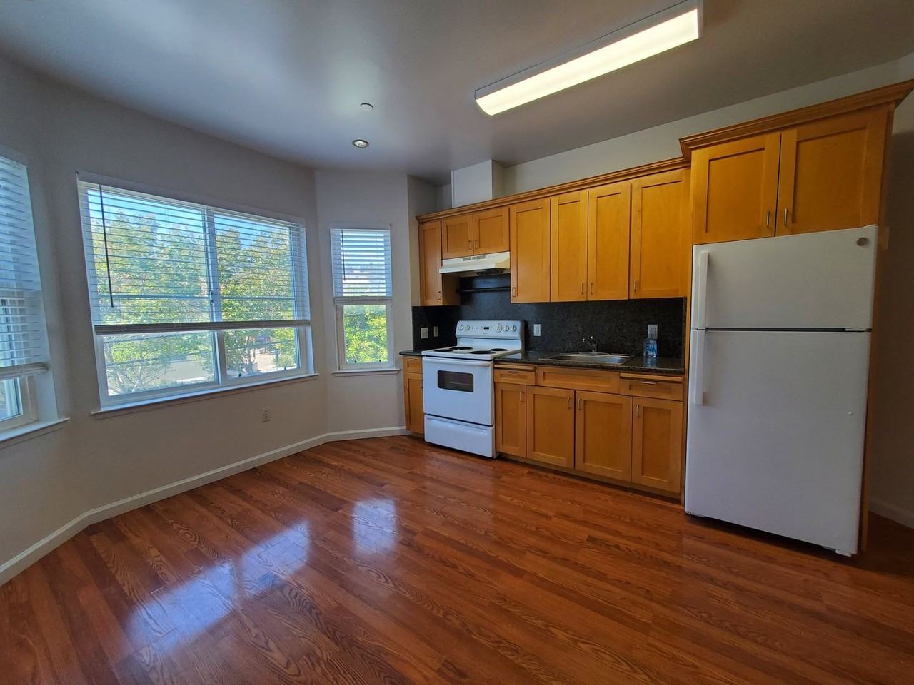 Listing photo 1 of 5