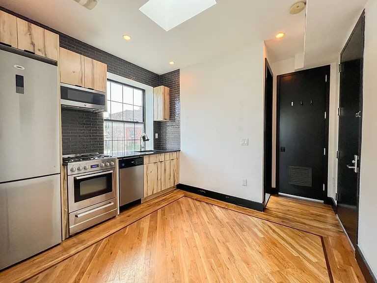Listing photo 1 of 5