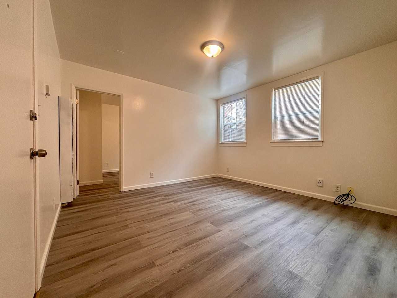 Listing photo 1 of 5