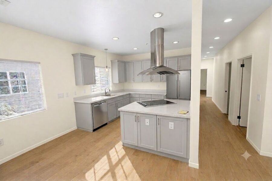 Listing photo 1 of 5
