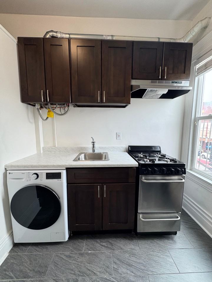 Listing photo 1 of 5