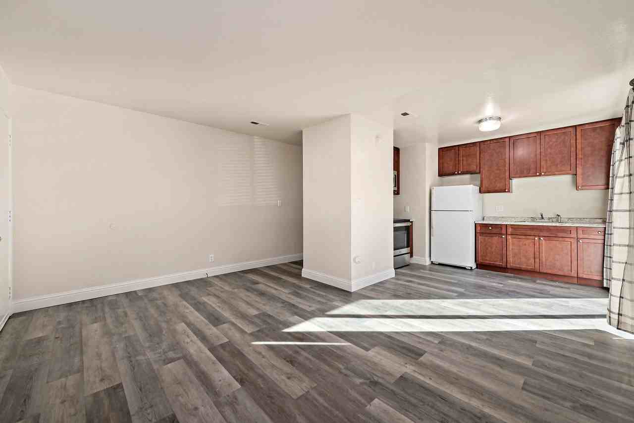Listing photo 1 of 5