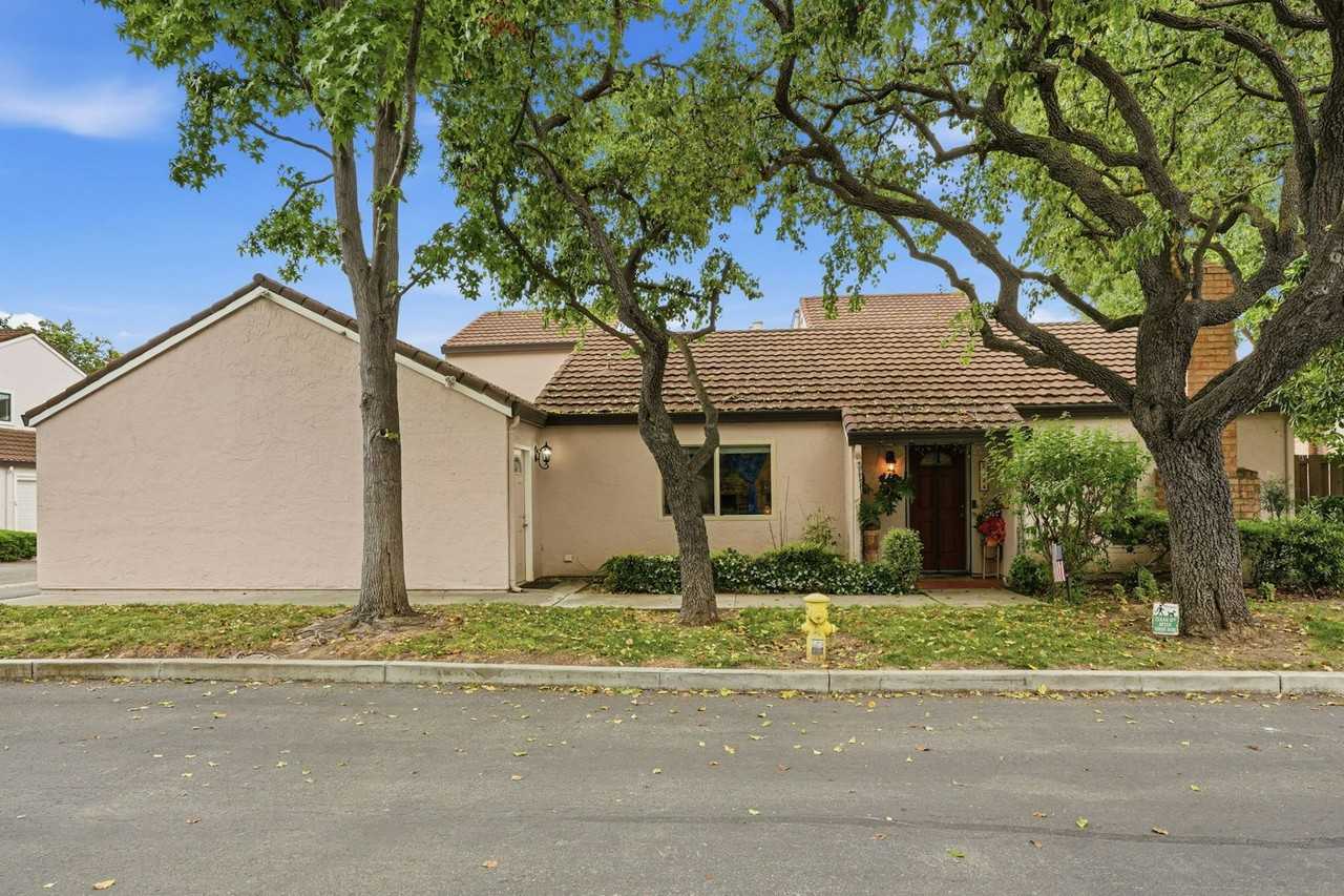 Listing photo 1 of 5