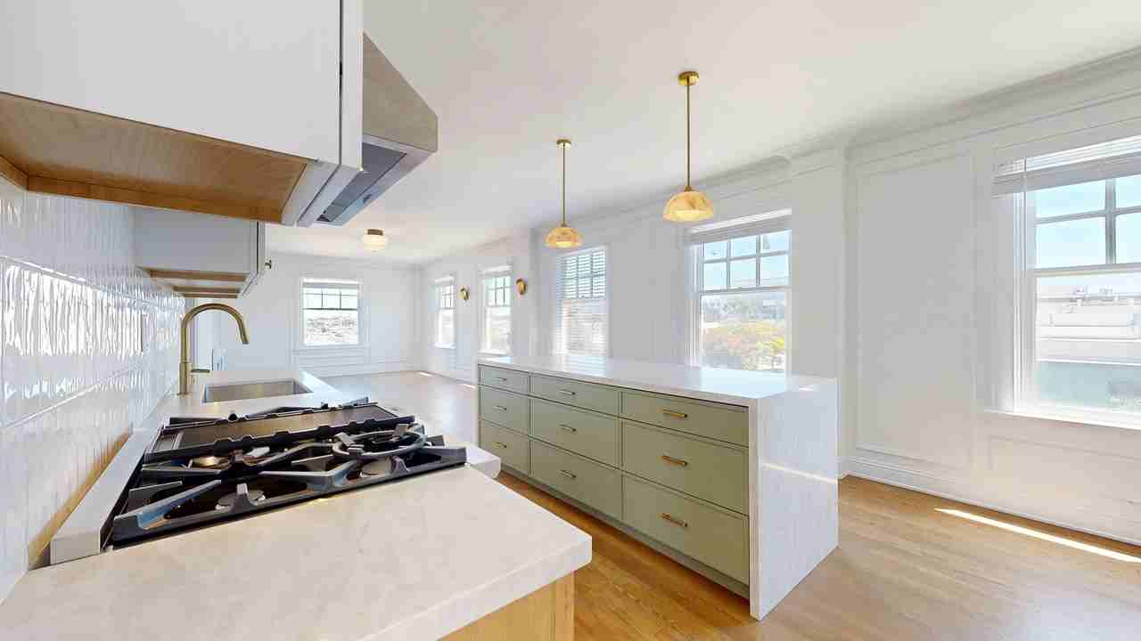Listing photo 1 of 5