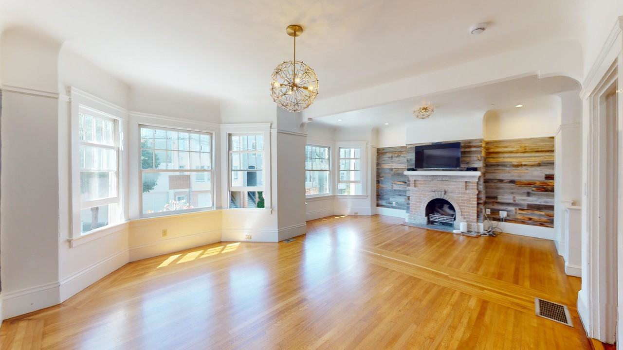 Listing photo 1 of 5