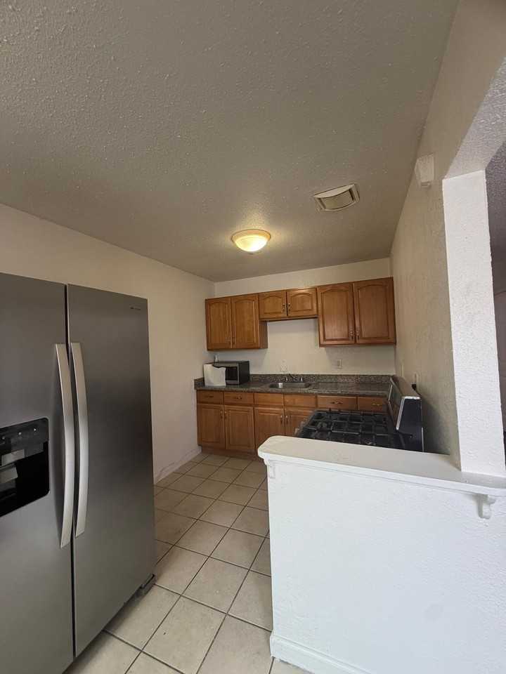 Listing photo 1 of 5