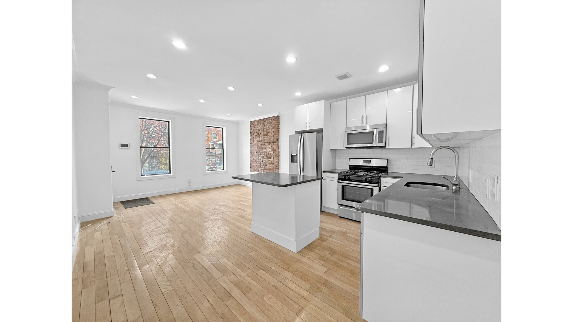 Listing photo 1 of 5