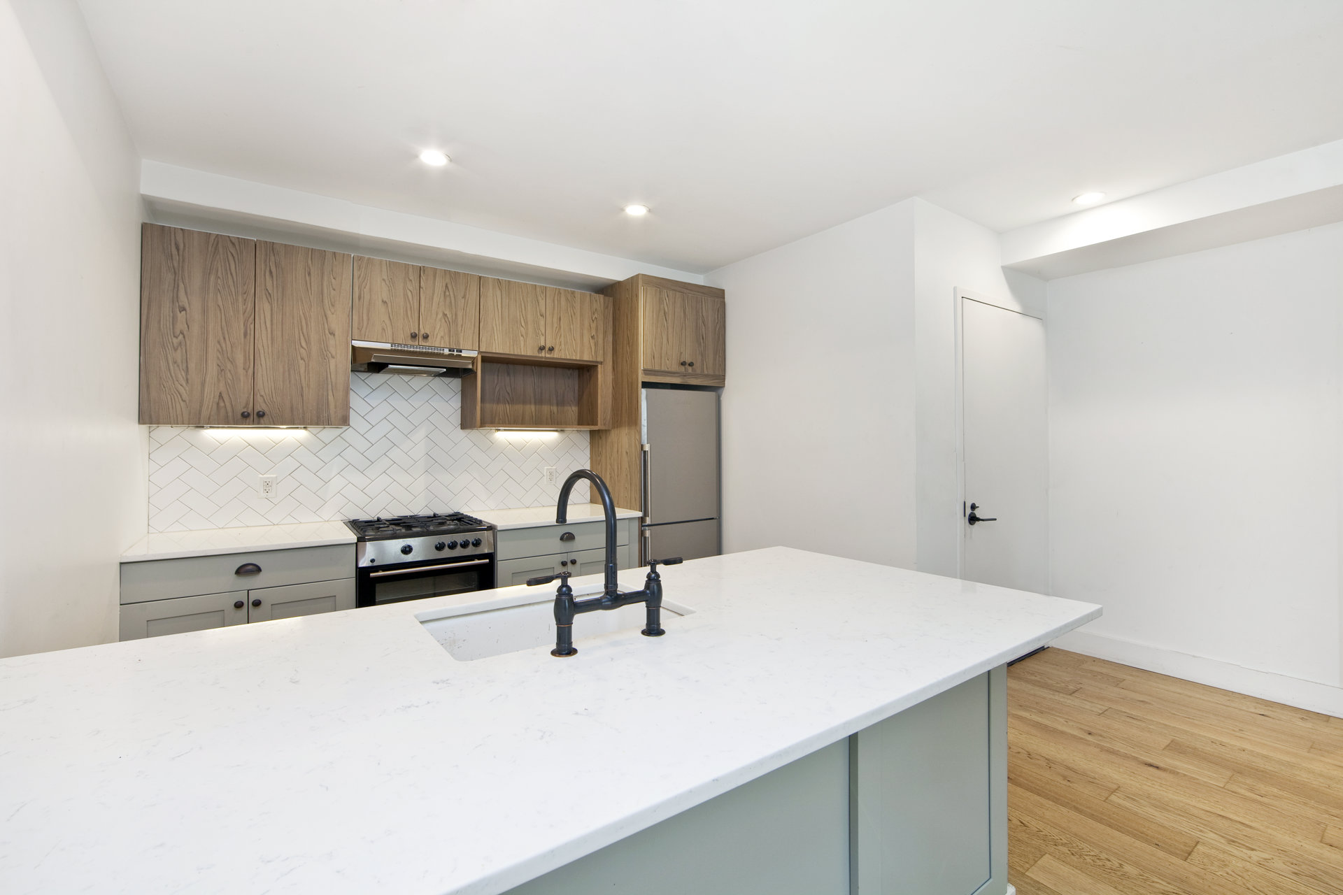 Listing photo 1 of 5