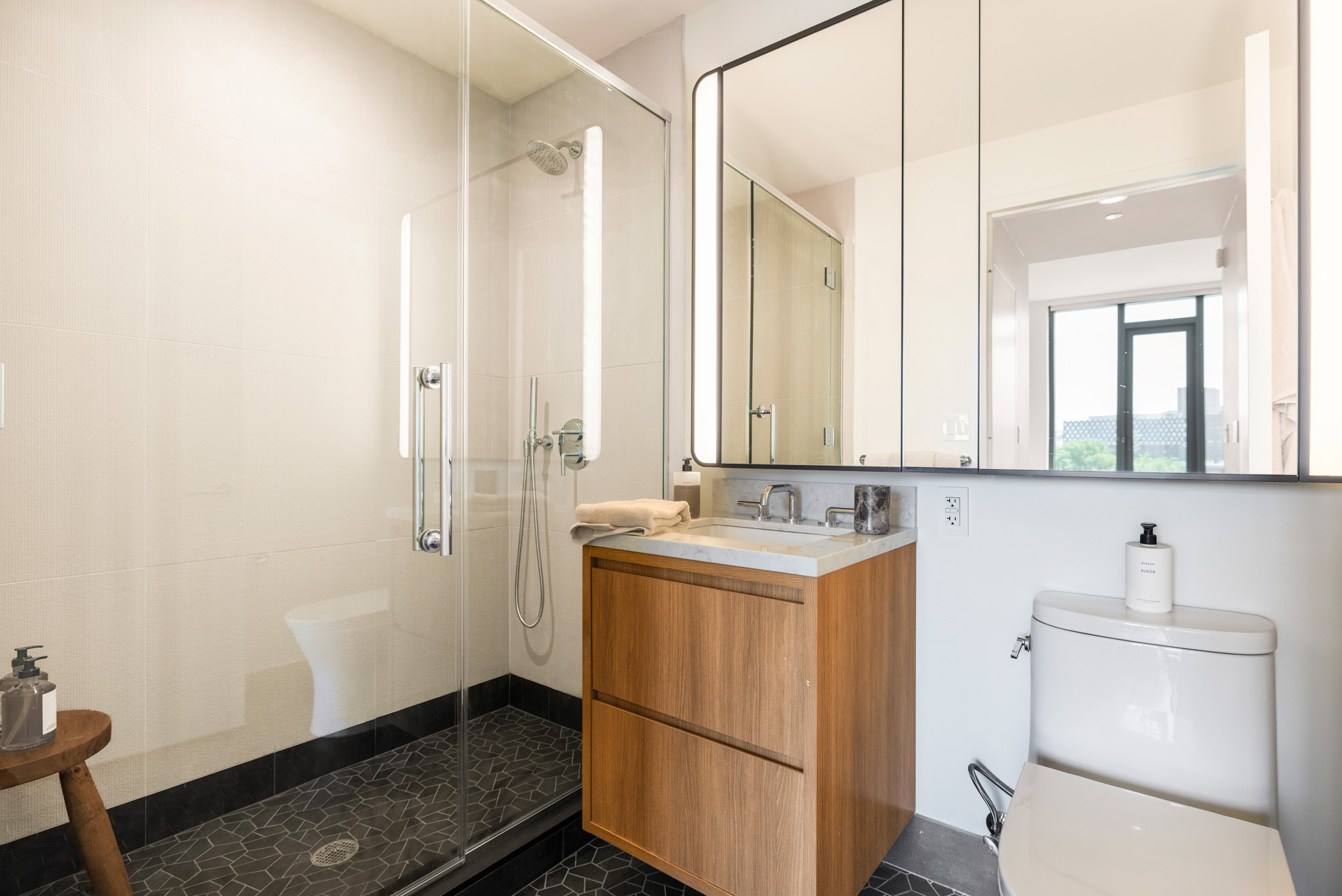 Listing photo 1 of 8