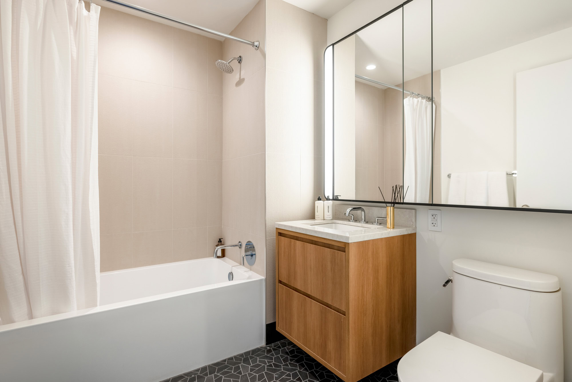 Listing photo 1 of 10