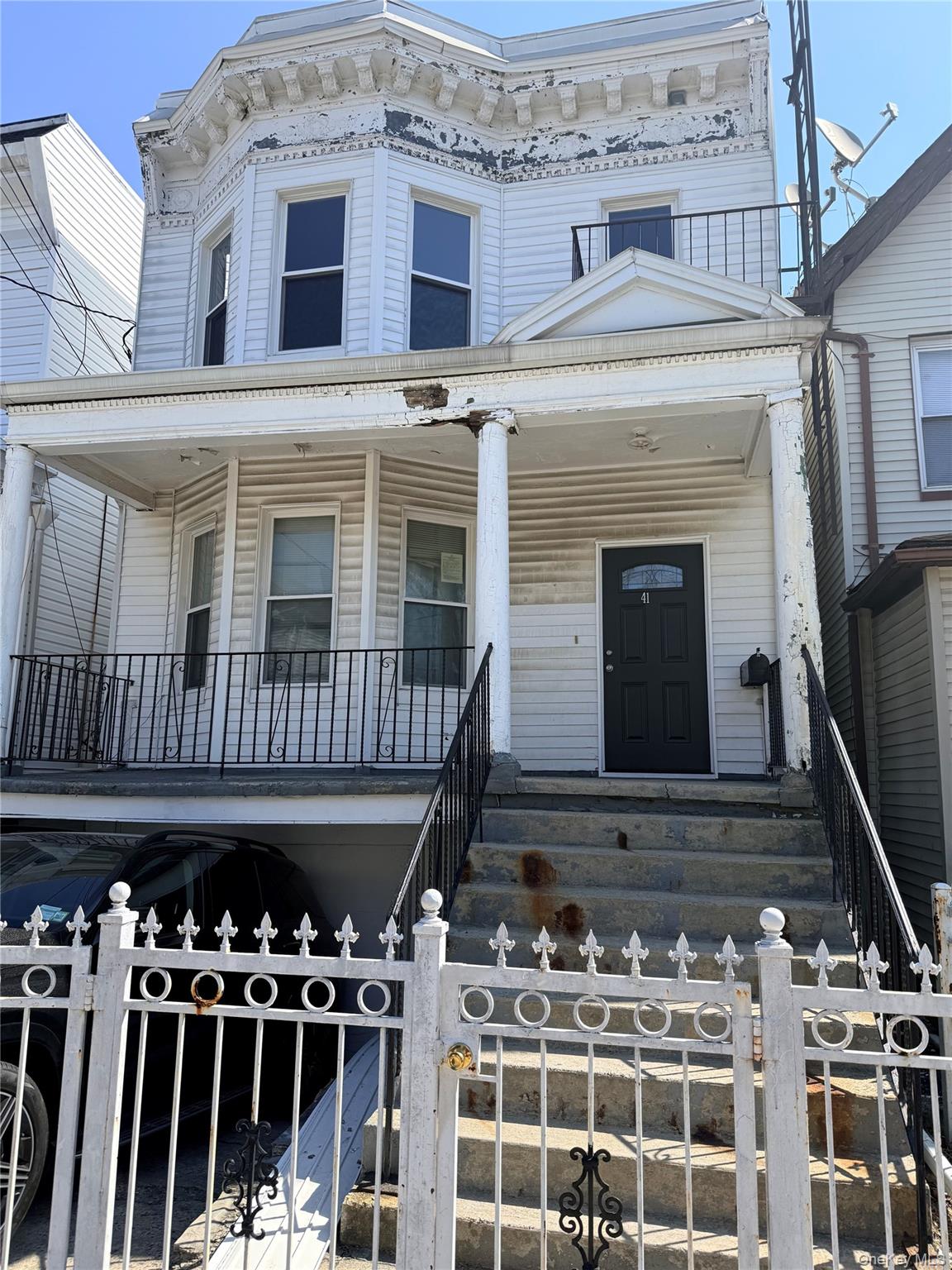 Listing photo 1 of 3