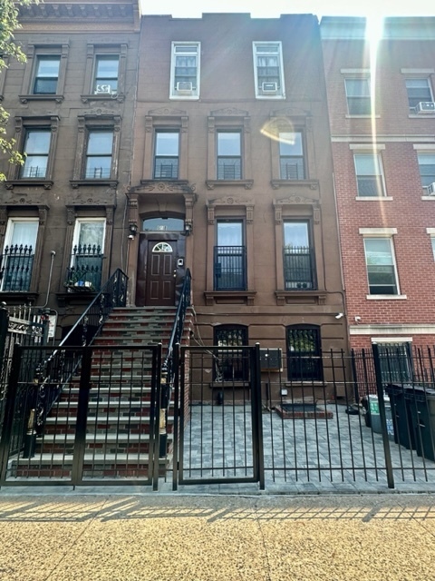 Listing photo 1 of 5