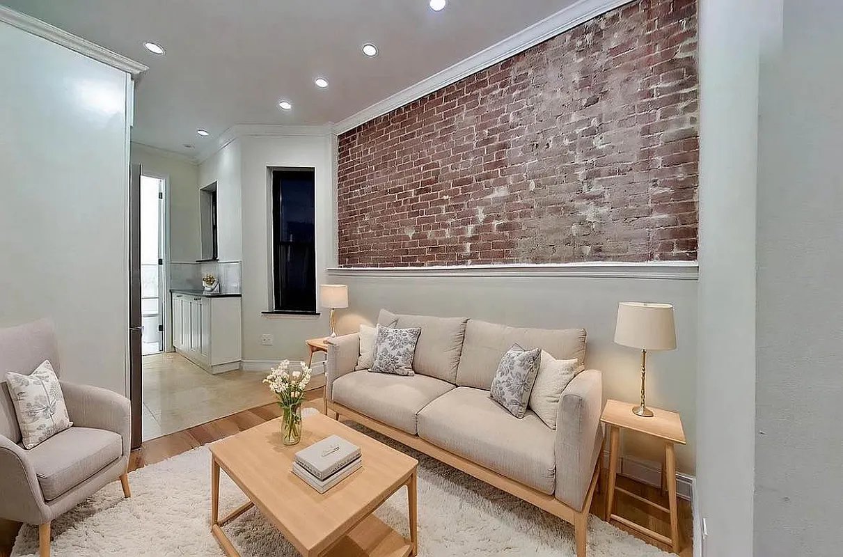 Listing photo 1 of 5