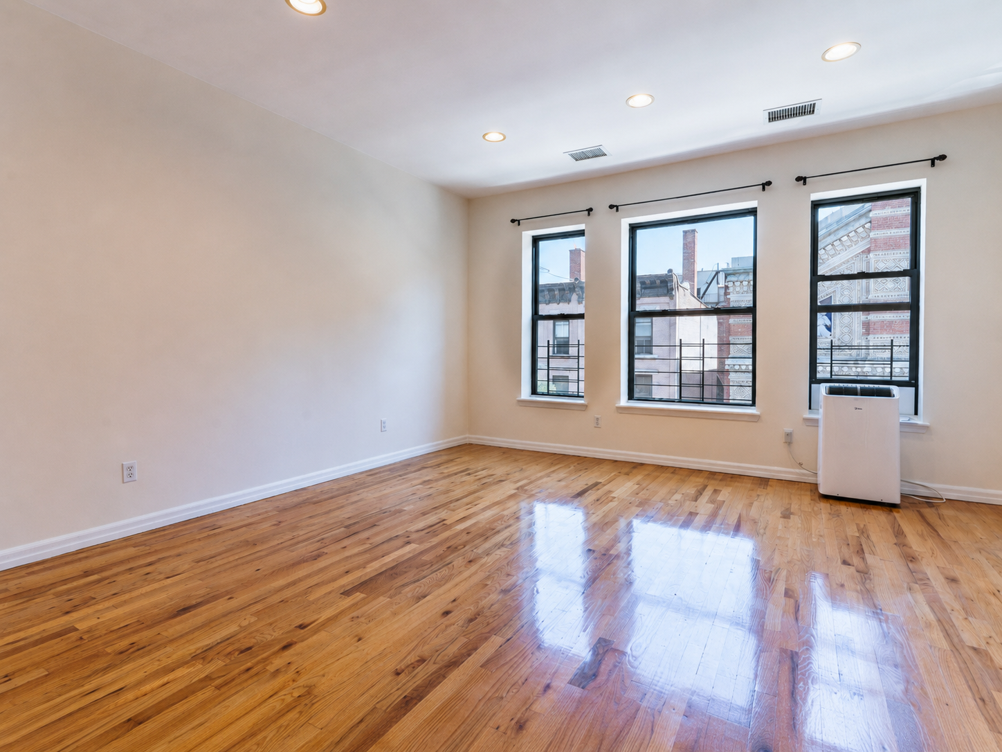 Listing photo 1 of 5